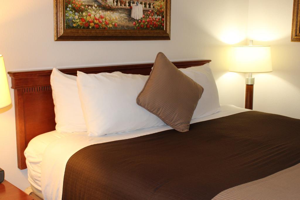 לומפוק O'Cairns Inn And Suites מראה חיצוני תמונה